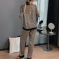 Manon | Lounge Chic Outfit – Geometrisches Design und raffinierter Stil 